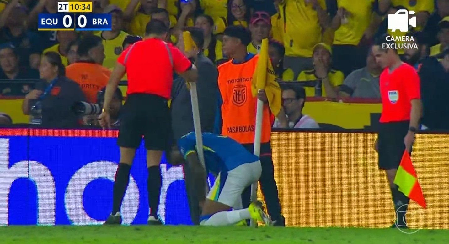 搞笑！巴西比賽暫停了3分鐘，因為沒(méi)人會(huì )插角旗桿，球員親自出馬