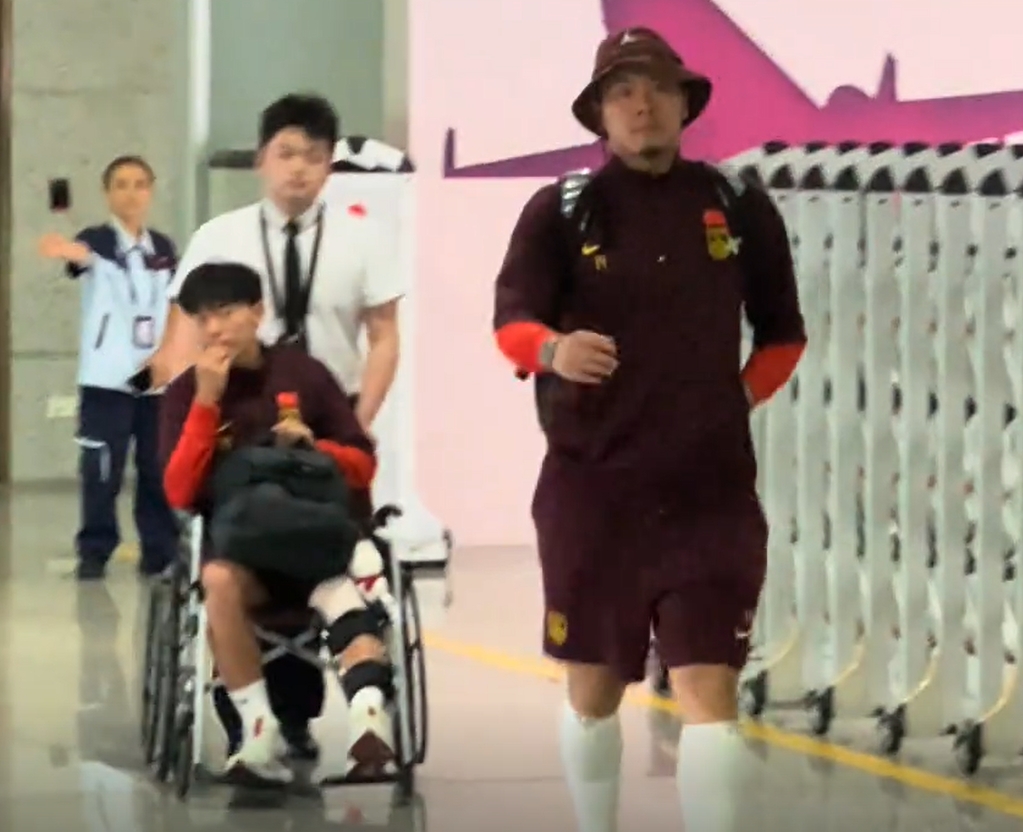 仍有不少球迷接機！國足抵達重慶，胡荷韜坐輪椅，王大雷招手示意