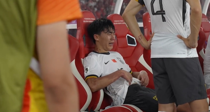 無(wú)緣世界杯！賽后胡荷韜坐在替補席，長(cháng)時(shí)間痛哭不止??