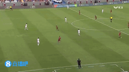 啊??玻利維亞后衛半高球回傳，門(mén)將逆天停球遭穿襠開(kāi)場(chǎng)就送烏龍