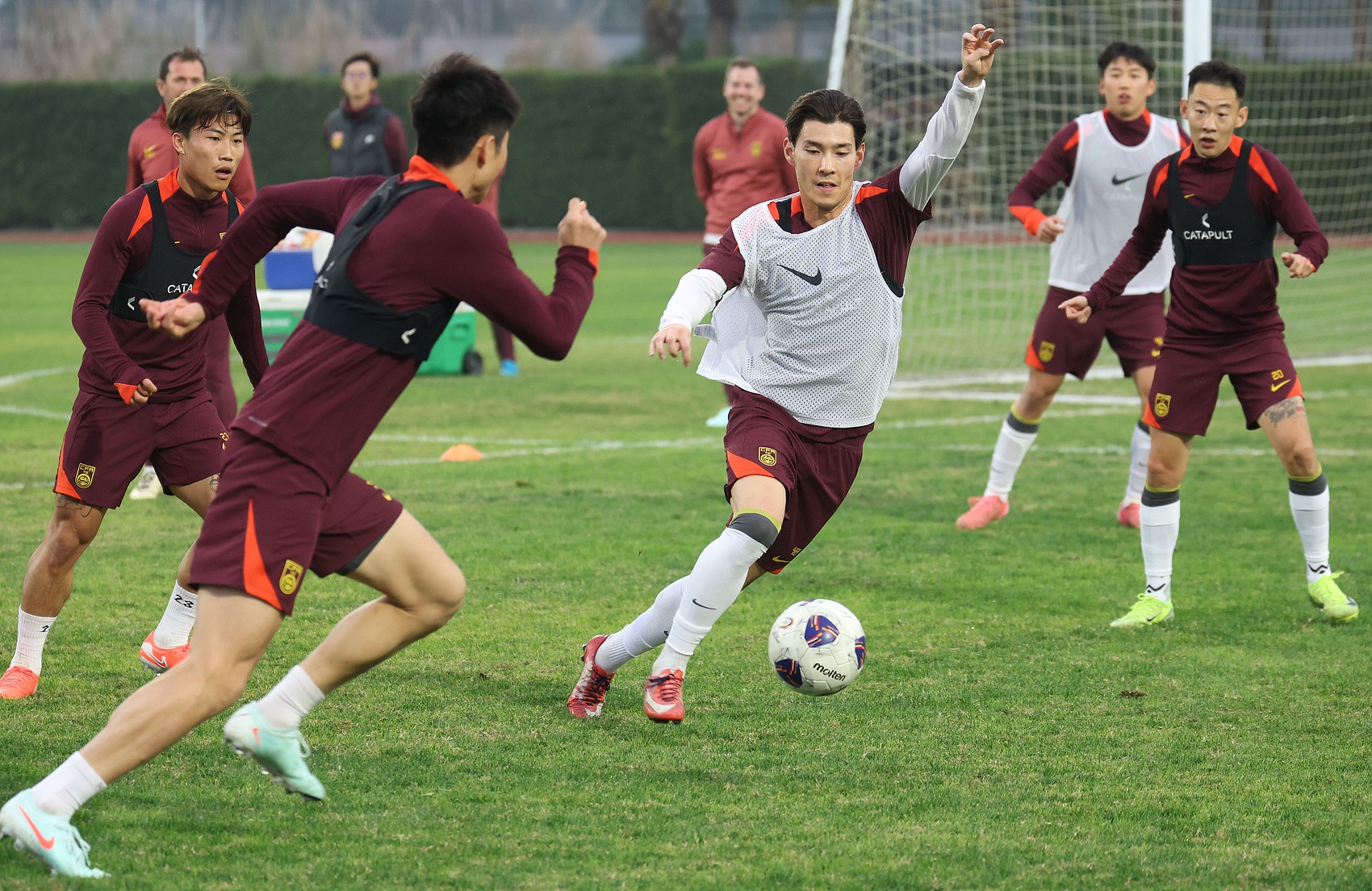 經(jīng)教練組研究、中國足協(xié)批準，國家隊補充征調侯永永、劉祝潤