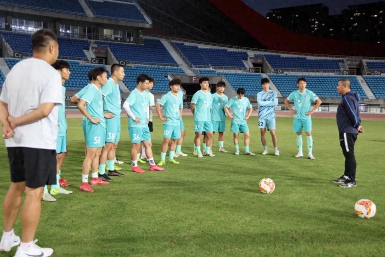 還差4個(gè)月才滿(mǎn)16歲，鎮江隊的初三少年張國慶是蘇超最年輕球員