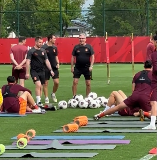 國足今日在重慶訓練，主帥伊萬(wàn)神情輕松，與身旁助教有說(shuō)有笑