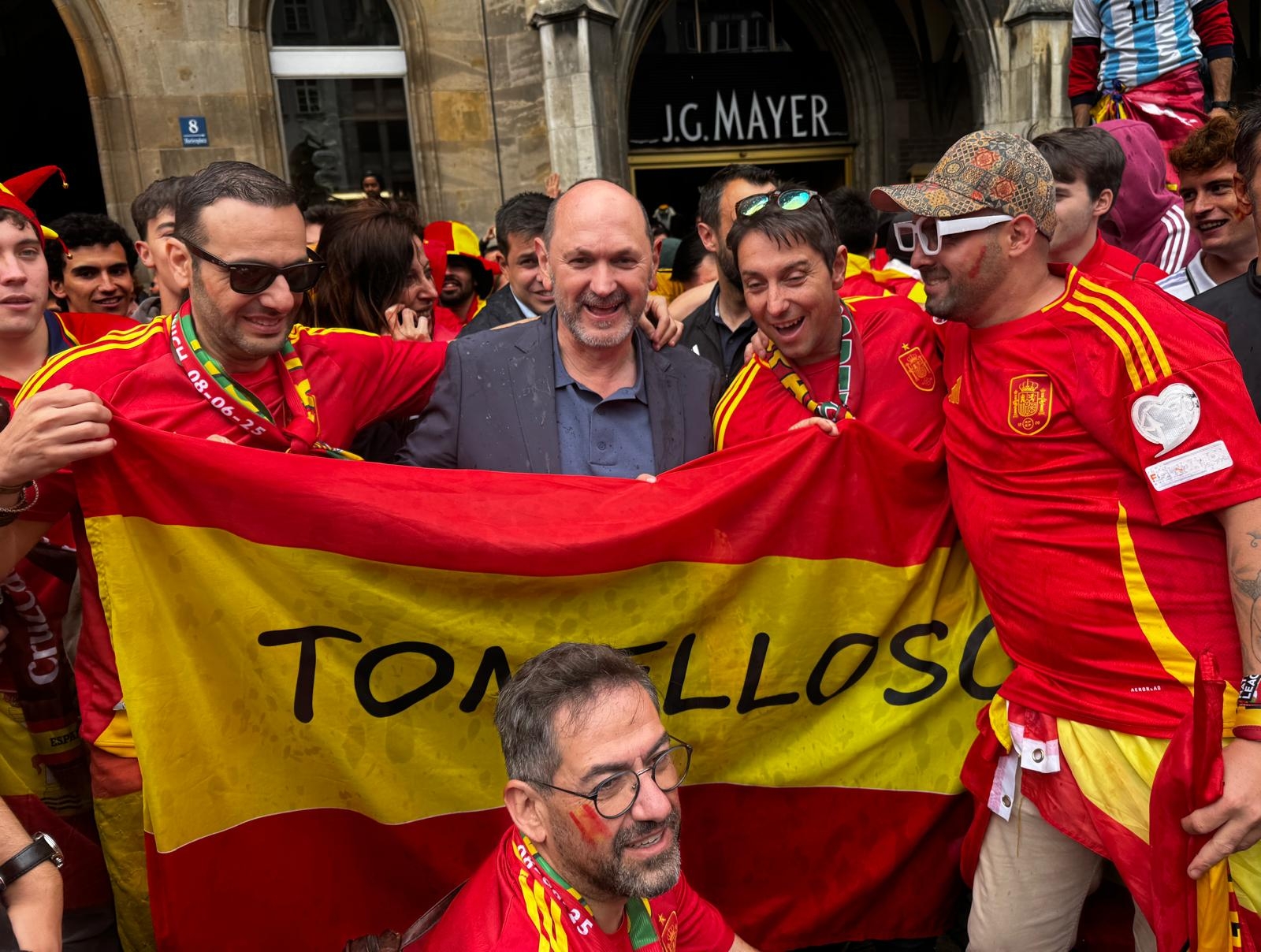 西班牙歐國聯(lián)決賽對陣葡萄牙，足協(xié)主席賽前與球迷載歌載舞