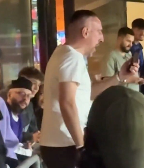 面對面輸出！葡萄牙球迷指著(zhù)里貝里唱歌，后者拍了一會(huì )走進(jìn)包廂