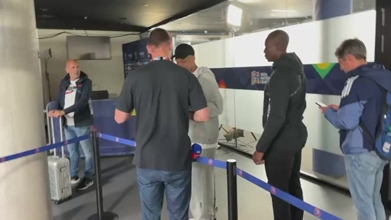 未來(lái)為拜仁踢球？姆巴佩賽后被德國記者提問(wèn)逗笑，拒絕回答