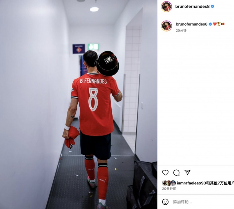 打滿(mǎn)全場(chǎng)+關(guān)鍵點(diǎn)球！B費社媒曬肩扛獎杯照片：????????