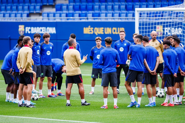 每體：弗里克正在準備新賽季訓練計劃，將有多名青訓球員加入訓練