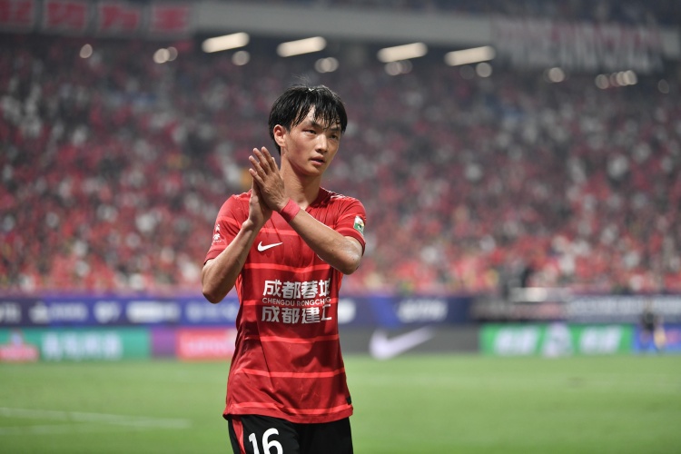 澎湃：楊明洋有望首發(fā)出戰，中場(chǎng)另三人為塞鳥(niǎo)、謝文能、王上源