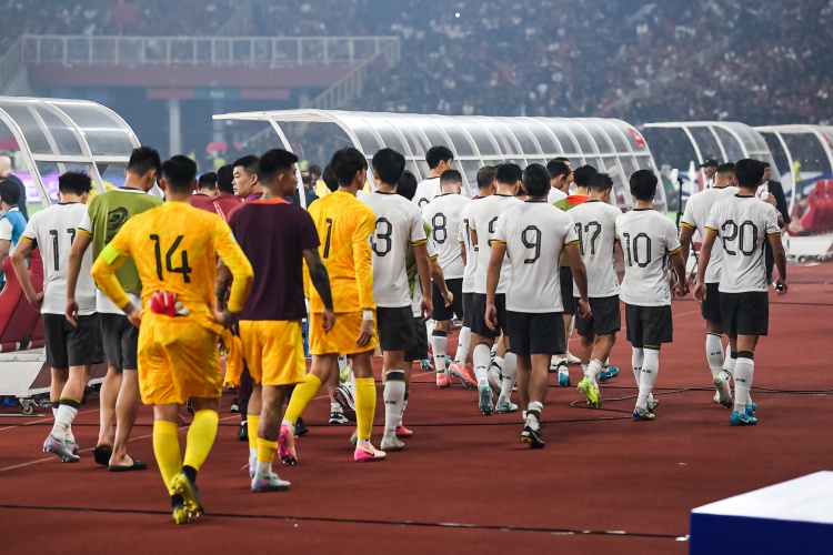 足球報： 國足實(shí)力仍處下滑態(tài)勢，足球振興工程才剛剛開(kāi)始