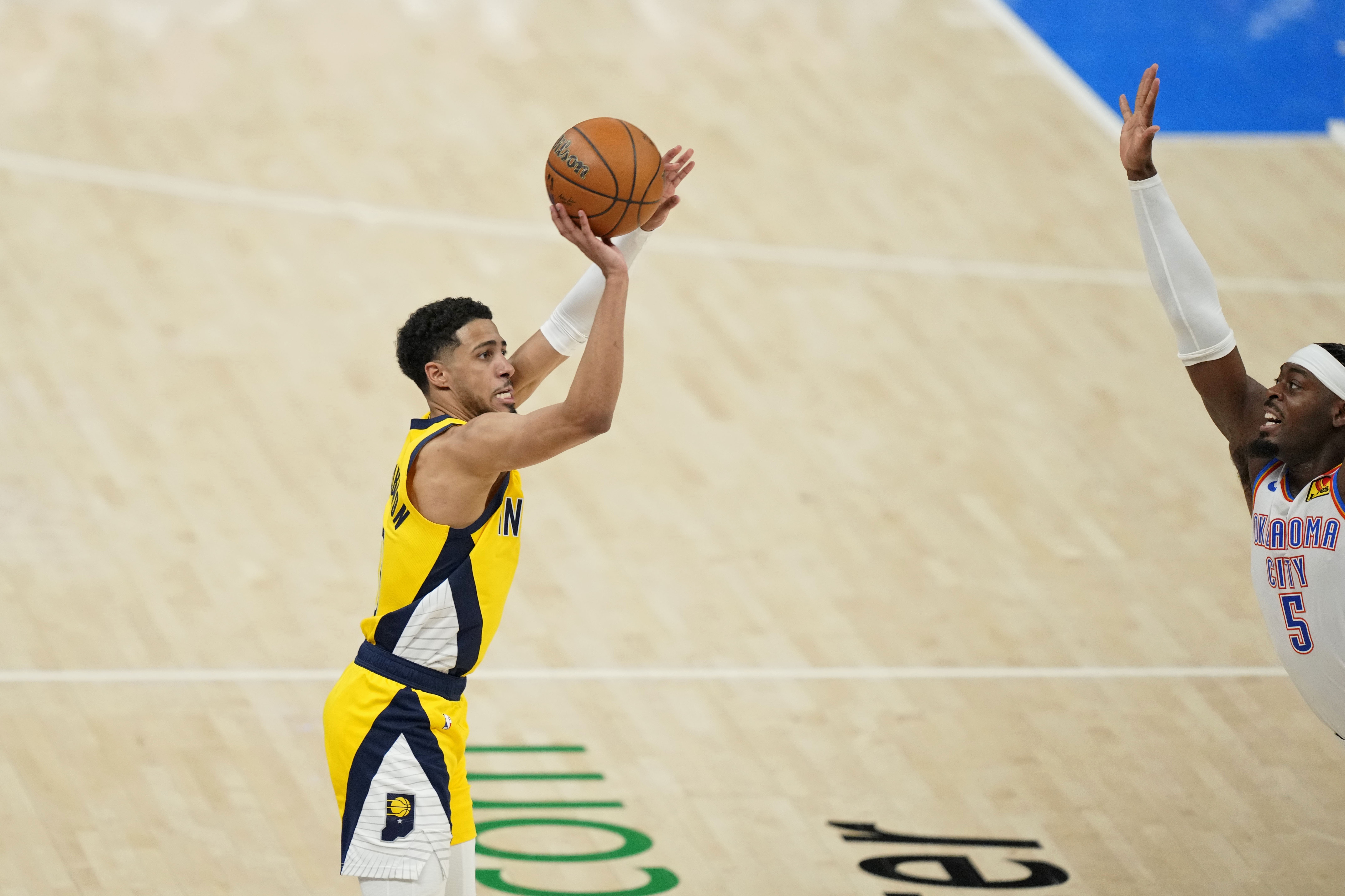 你得支棱起來(lái)??！哈利伯頓前三節7中2僅得5分3板4助2斷 有3次失誤