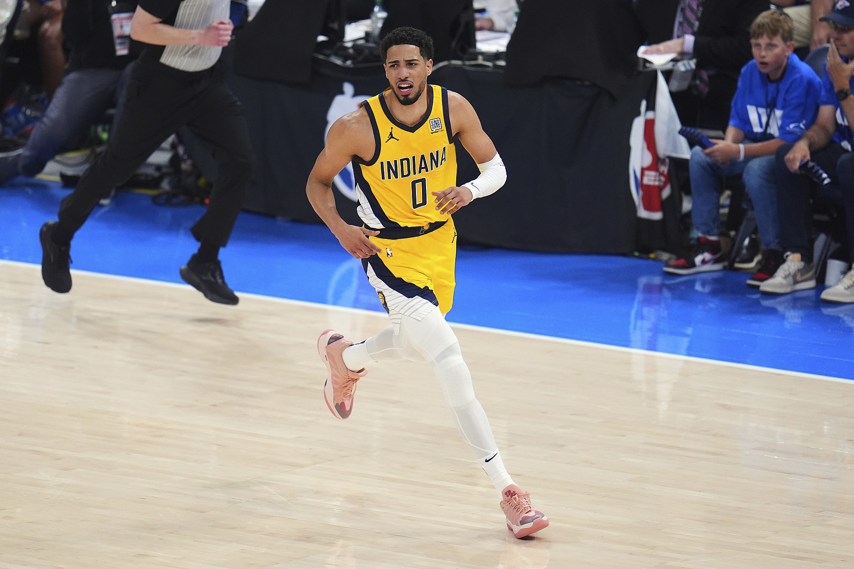 哈利伯頓：突進(jìn)去就感覺(jué)有5個(gè)人圍著(zhù)你 得找到合理出手三分的機會(huì )