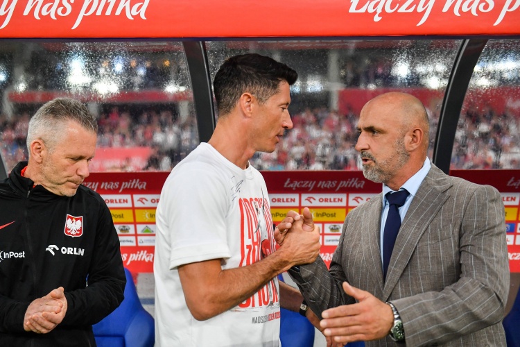 積怨已久？波蘭媒：得知主帥撤了萊萬(wàn)隊長(cháng)后，波蘭更衣室響起掌聲