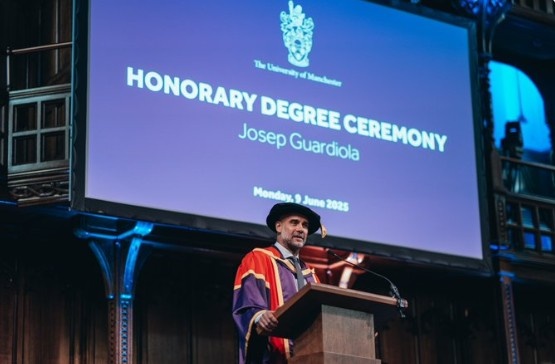 瓜帥被曼徹斯特大學(xué)授予榮譽(yù)學(xué)位，以表彰9年來(lái)對這座城市的貢獻