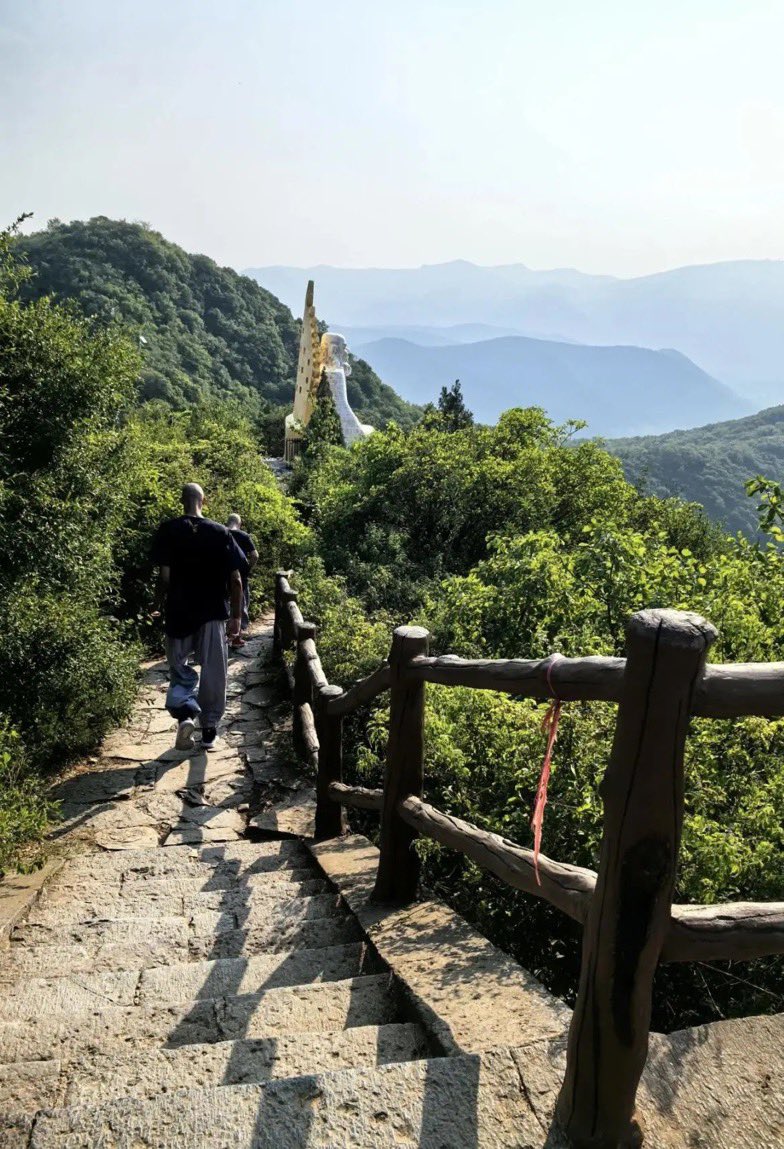 刺迷千千萬(wàn)??文班修行照是一位馬刺球迷的僧人所拍攝