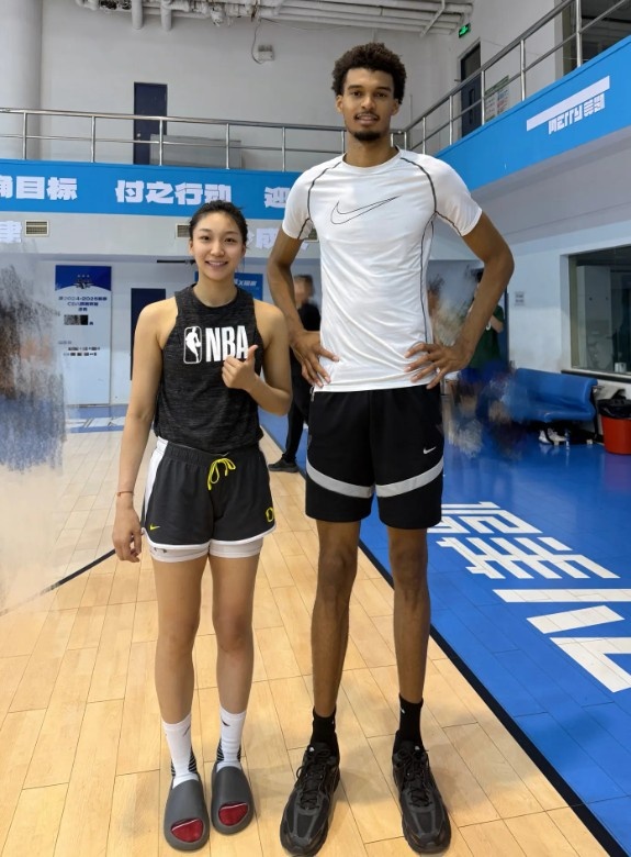 ??當時(shí)的秀發(fā)依然濃密！北京女籃球員齊鈺曬與文班亞馬的合照