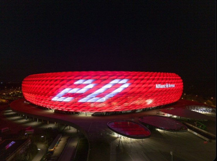 拜仁官方：安聯(lián)球場(chǎng)今夜將上演特別燈光秀，以紀念球場(chǎng)建成20周年