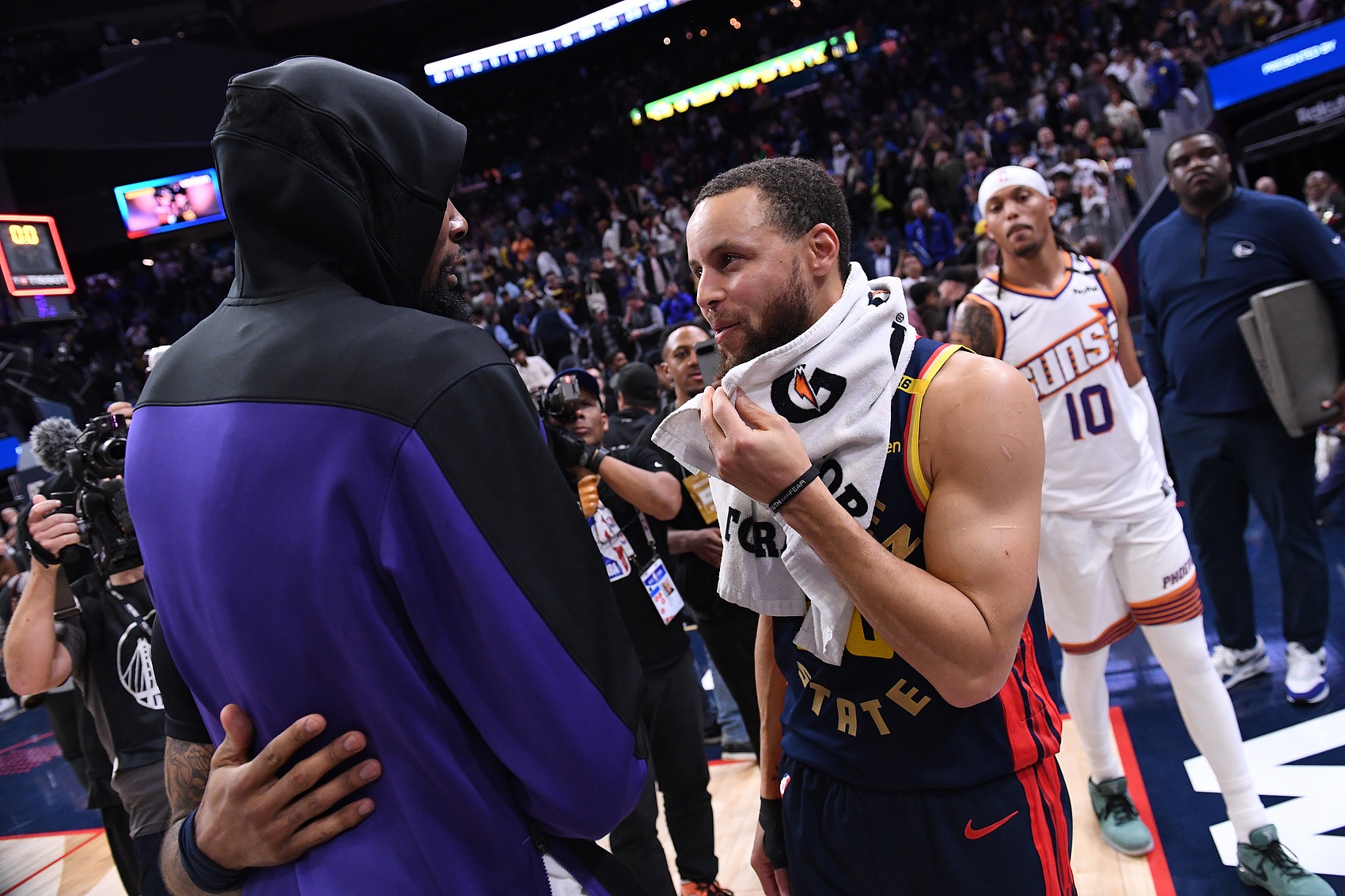 ??球迷：你不是司機就是個(gè)乘客 KD：去問(wèn)問(wèn)看庫里會(huì )怎么說(shuō)