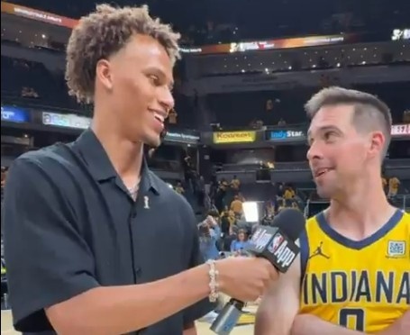 高球商??丹尼爾斯問(wèn)如何做到5搶斷 麥康納答：努力打得像你一樣