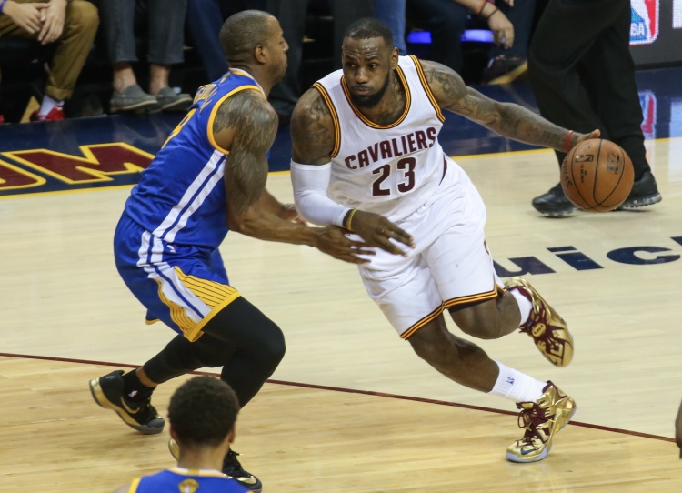 埃澤利：15年總決賽歐文樂(lè )福受傷很不幸 我們好不容易才贏(yíng)詹姆斯