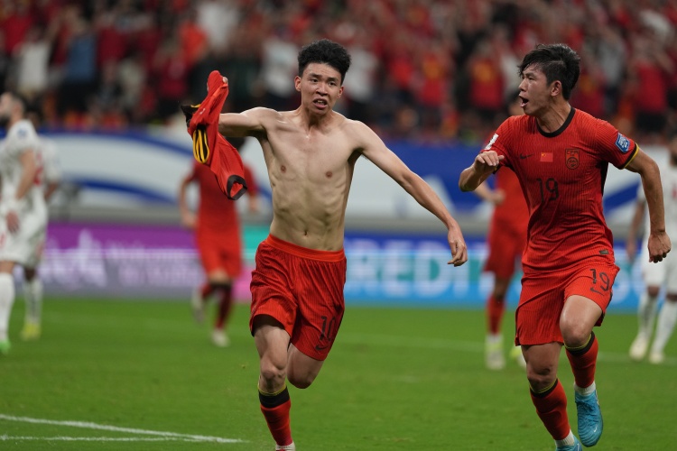 記者：王鈺棟有著(zhù)被捧殺的風(fēng)險 建議起碼在中超再踢個(gè)一年半