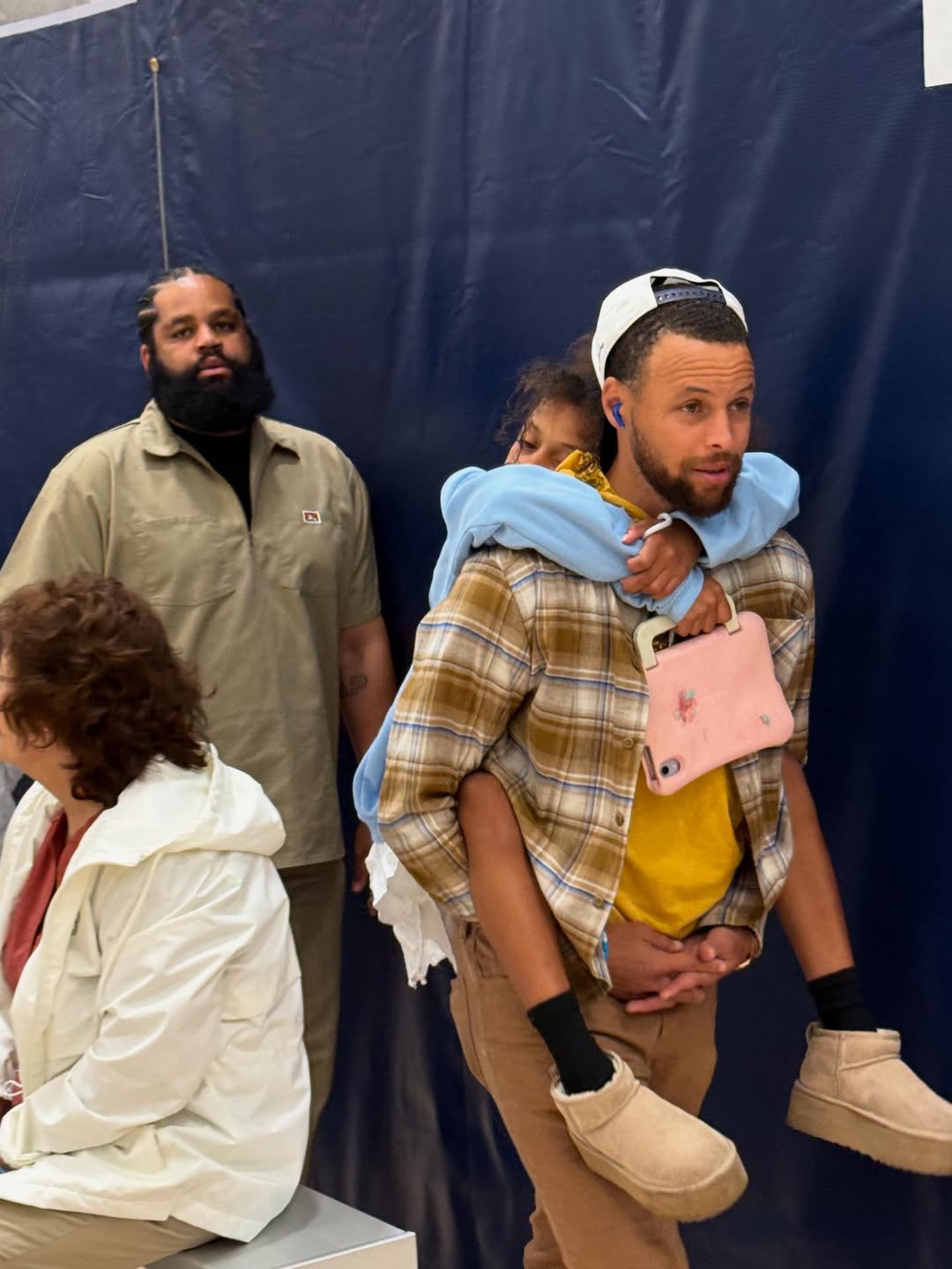 ??好爸爸~庫里連續兩天觀(guān)戰大女兒萊莉 還把二女兒萊恩背來(lái)了