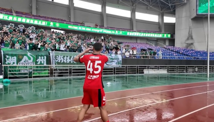 浙江2-2上海海港，萊昂納多被換下時(shí)前往場(chǎng)邊向老東家球迷謝場(chǎng)