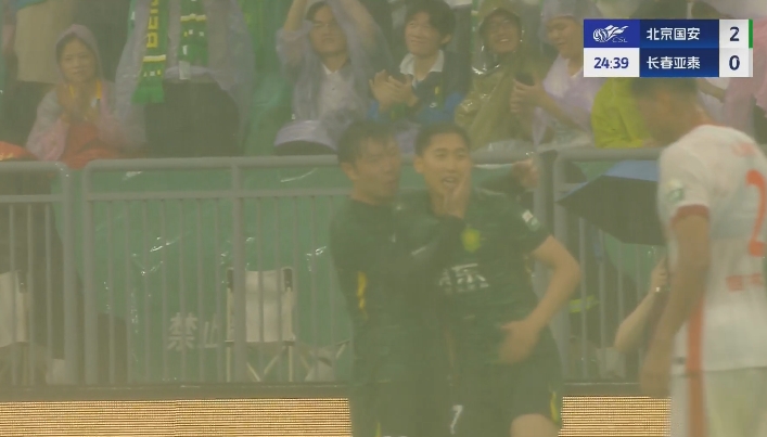 國安2-0領(lǐng)先亞泰！國安前場(chǎng)精彩配合，曹永競包抄破門(mén)法比奧助攻