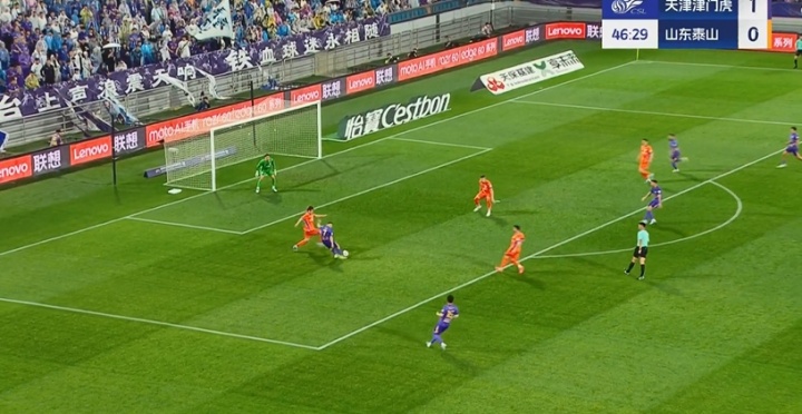 就差一點(diǎn)！阿代米左路內切兜射擊中橫梁，泰山逃過(guò)一劫
