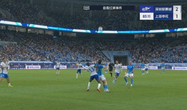 并非暴力犯規！馬納法被對方肘擊倒地，VAR認為不是紅牌