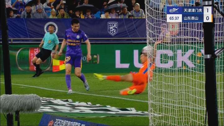 王大雷撲點(diǎn)！劉洋手球送點(diǎn)，哈達斯點(diǎn)球被王大雷撲出