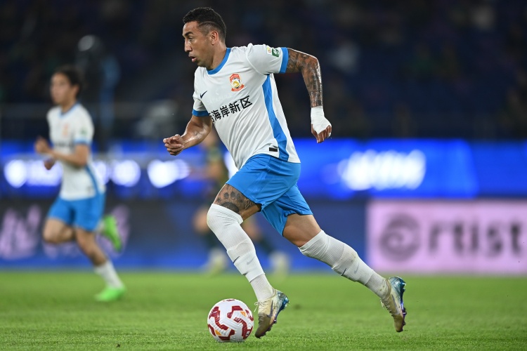 戴維森本場(chǎng)比賽嘗試10次過(guò)人，追平個(gè)人單場(chǎng)中超過(guò)人次數紀錄