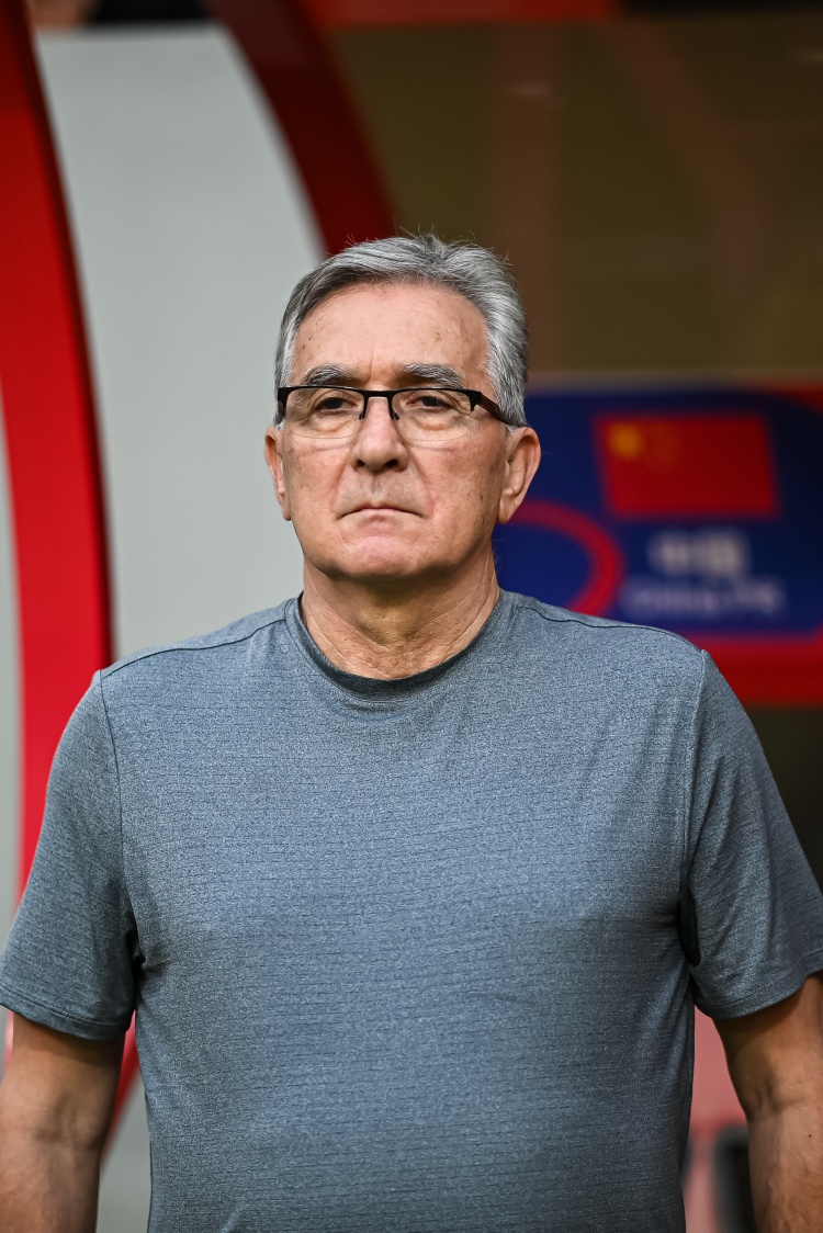 李璇：伊萬(wàn)造成的輿論環(huán)境太差，沒(méi)法建立長(cháng)期帶隊的氛圍和自信