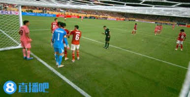 牙哥樂(lè )壞了！蘇亞雷斯站在門(mén)線(xiàn)內被法加尼示意出來(lái)，蘇牙大笑