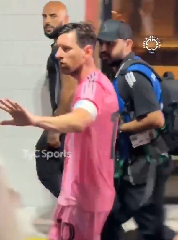 梅西賽后返回更衣室，保鏢亞辛隔了一段距離緊緊跟隨