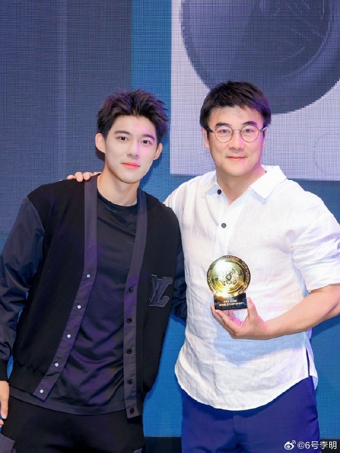 高顏值父子！李明社媒曬與李嗣镕合影：一起觀(guān)看世俱杯揭幕戰