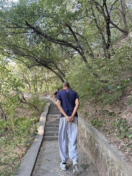 還是那件短袖！文班亞馬被網(wǎng)友拍到在少林寺爬山修煉