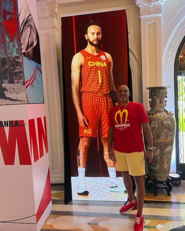 中國男籃球衣照??李凱爾曬父親與自己宣傳照合影：享受你的節日