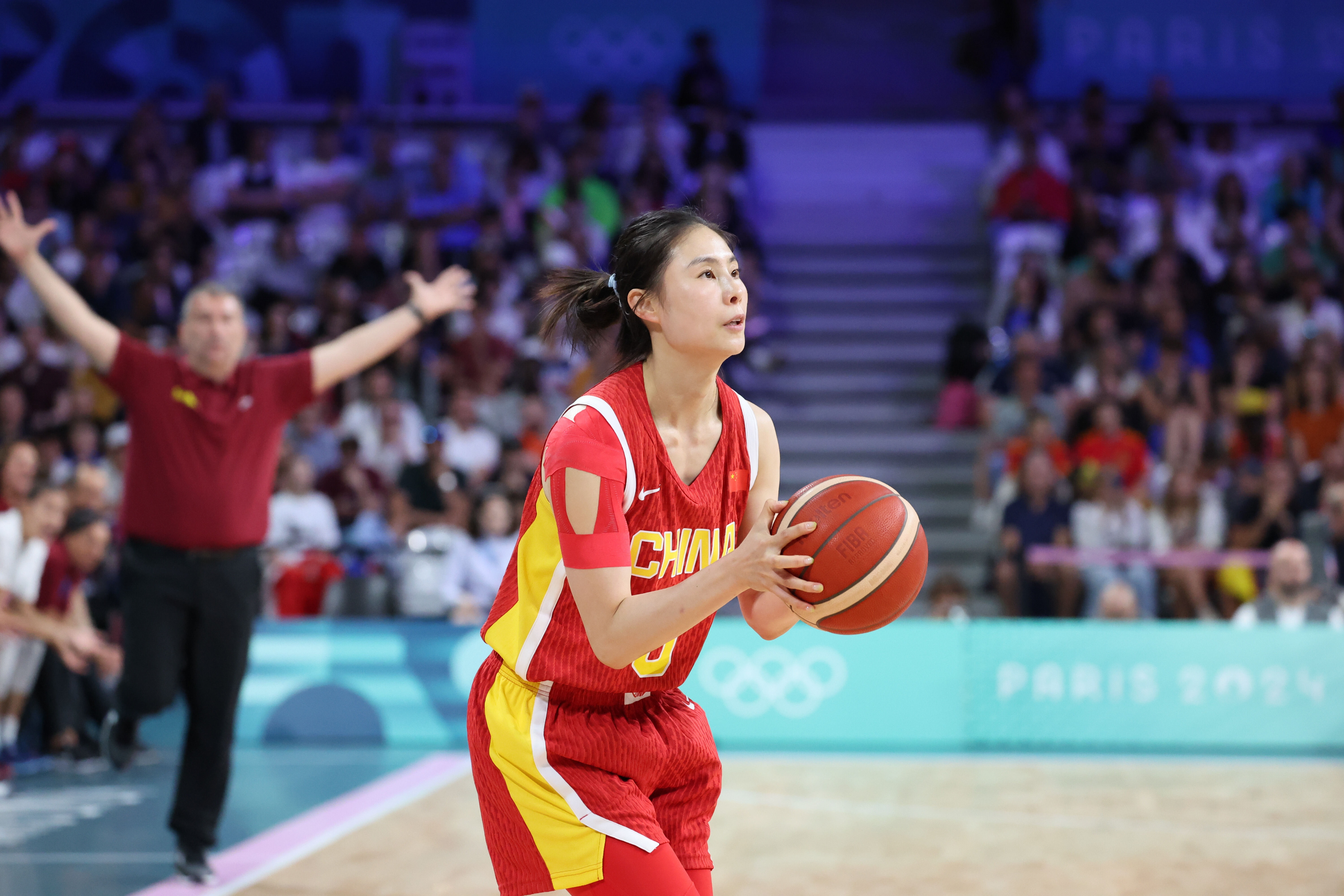 內外開(kāi)花！王思雨半場(chǎng)11分鐘7中5貢獻13分6板 三分3中3