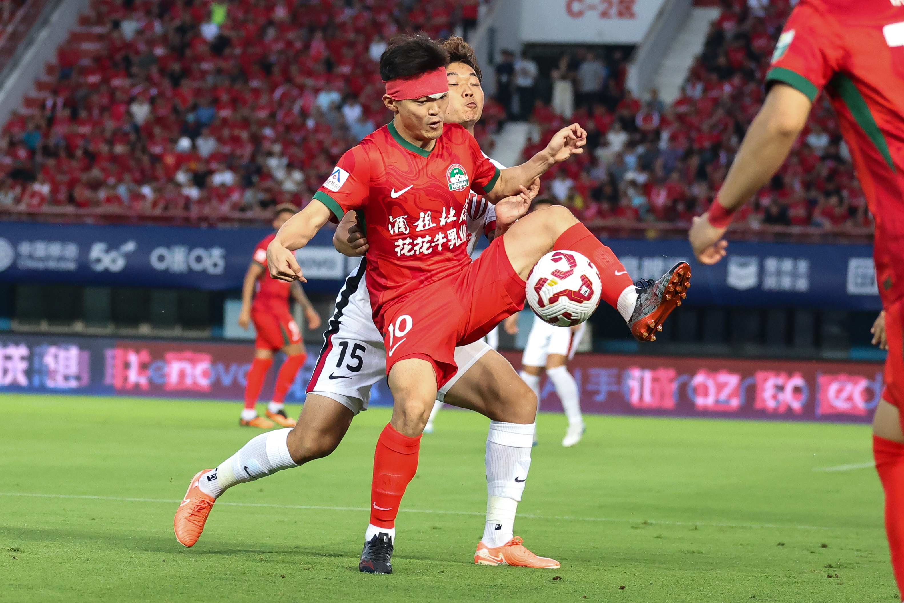 頭球破門(mén)！博主：黃紫昌訓練中不慎受傷，額眉處的傷口被縫八針