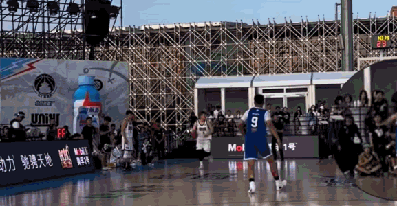 ??嘶吼楊政防守！90秒落后12分 向紫龍率隊創(chuàng  )街球圈史無(wú)前例翻盤(pán)