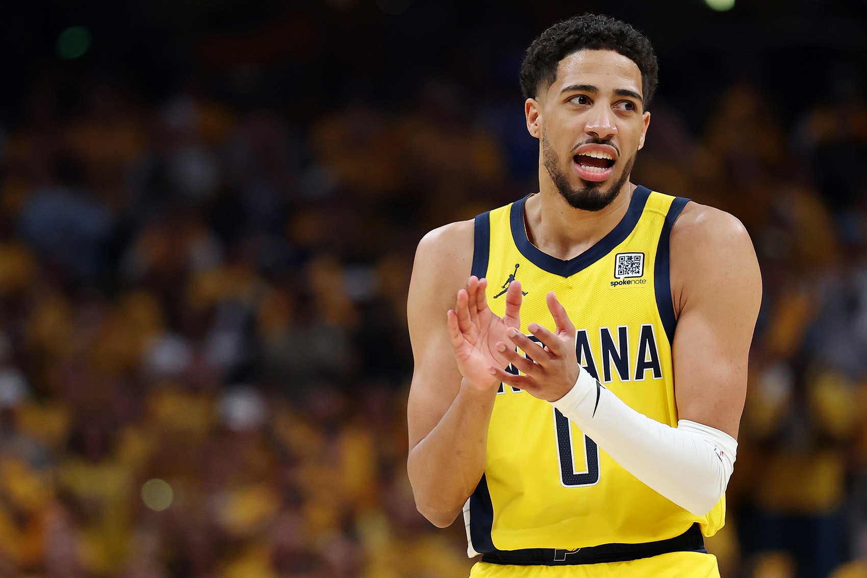 ??你得站出來(lái)??！哈利伯頓上半場(chǎng)0分 生涯季后賽首次