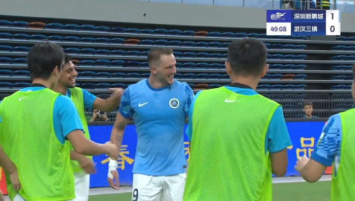新鵬城1-0領(lǐng)先三鎮！姜至鵬搶斷+過(guò)人+直塞一氣呵成，列昂索破門(mén)