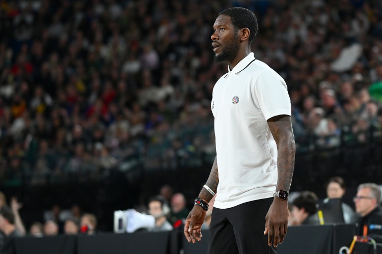 Stein：馬刺灰熊等隊均有意火箭助教艾維 但他預計會(huì )留在休斯敦