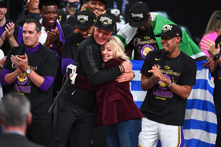 經(jīng)營(yíng)有方！巴斯時(shí)代湖人奪冠數&出MVP數&季后賽勝場(chǎng)都是聯(lián)盟第1