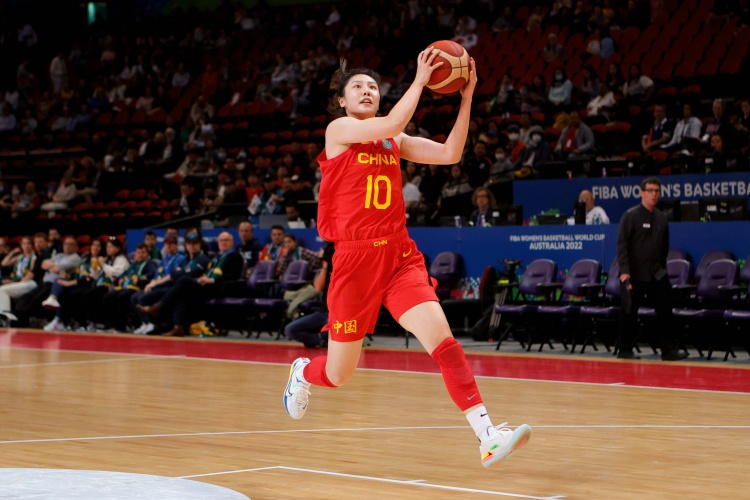 依舊能拼！張茹出戰20分鐘 6中3拿到6分7籃板&拼下2前場(chǎng)板