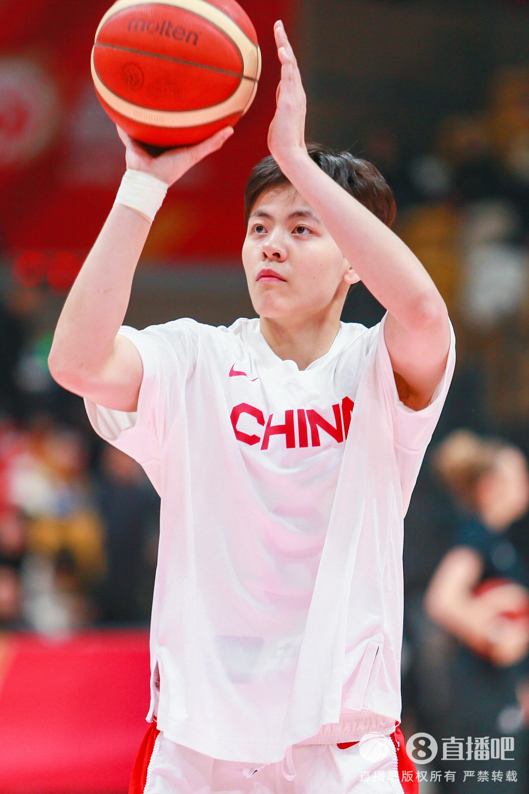 身手全能！楊舒予8中4拿到9分7板4助2斷 正負值+26冠絕全場(chǎng)