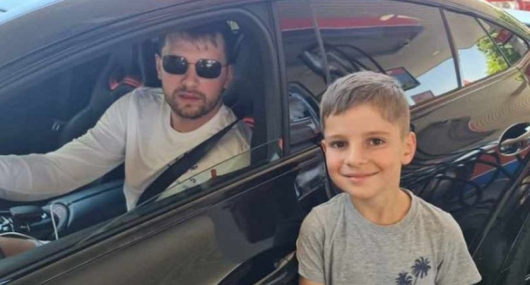 瘦七七??！東契奇加油站與小球迷合影 面部和手臂明顯瘦削??