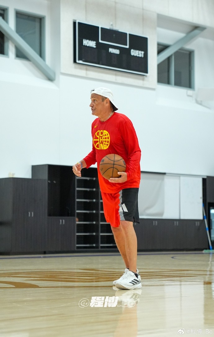 記者：比爾教練在美國籃球圈的人脈關(guān)系為楊瀚森美國之行加分不少