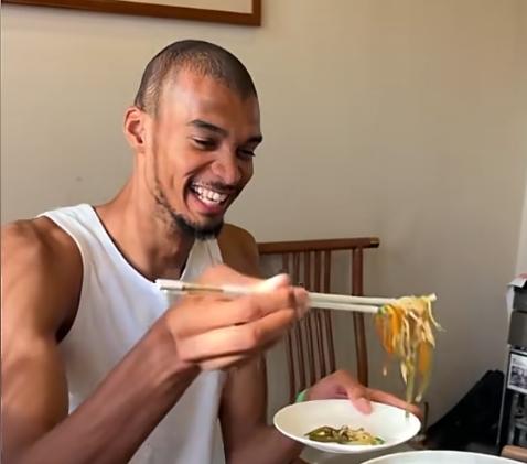 文班品嘗水席 喝茶啟封滿(mǎn)臉帶笑??刺記：他很享受在中國的時(shí)光